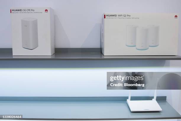 Huawwei Router Display 5g Router Photos and Premium High Res Pictures - Getty Images