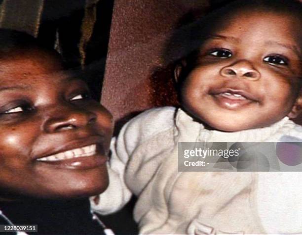 Reproduction d'une photo de la mère et de son petit garçon de 19 mois, qui a été mordu par un chien de race rottweiler, le 23 octobre 2007 dans le...