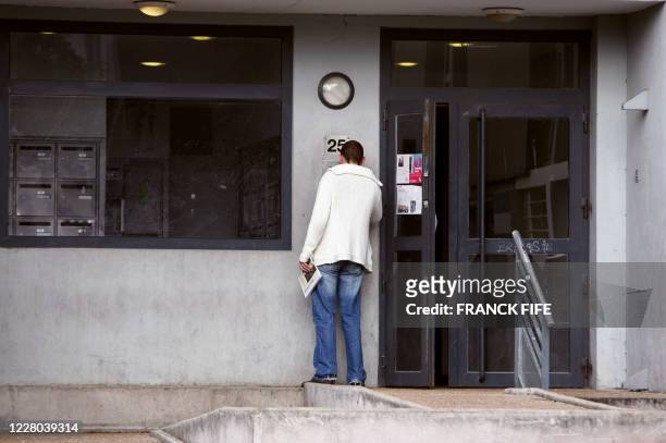 Photo prise le 24 octobre 2007 de l'entrée de l'immeuble de Bobigny, où un petit garçon de 19 mois a été mordu par un chien de race rottweiler la...