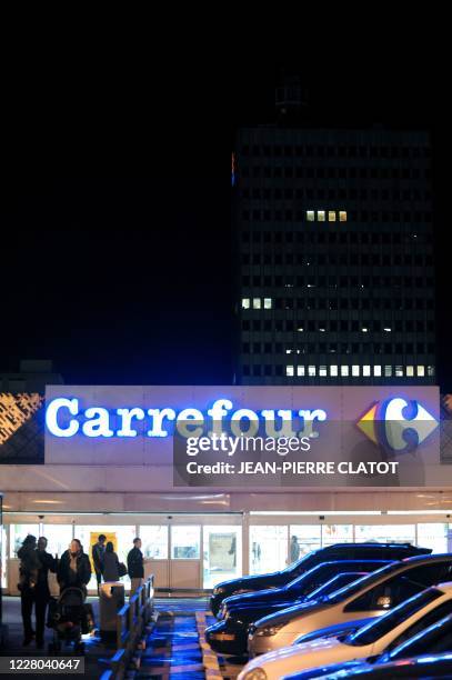 Vue prise le 30 décembre 2009 du supermarché Carrefour, dans le centre commercial de la Part-Dieu à Lyon, où un homme de 25 ans est mort le 29...