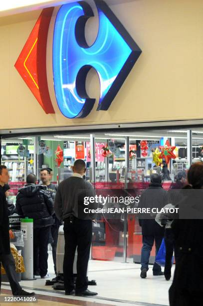 Vue prise le 30 décembre 2009 de l'entrée du supermarché Carrefour dans le centre commercial de la Part-Dieu à Lyon, où un homme de 25 ans est mort...