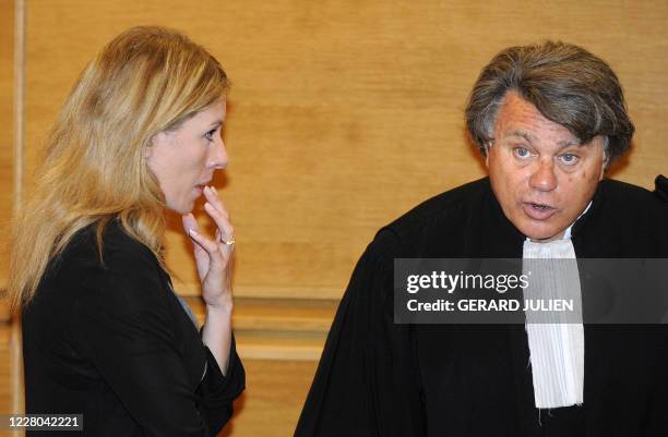 Marie-Hélène Martinez arrive au côté de son avocat Me Gilbert Collard, le 11 septembre 2009, pour le dernier jour de son procès devant la cour...