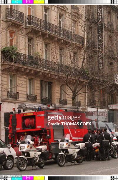 Pompiers et policiers attendent au bas de l'immeuble du 99 boulevard Haussmann à Paris, le dénouement de la prise d'otages qui s'est déroulée, le 13...