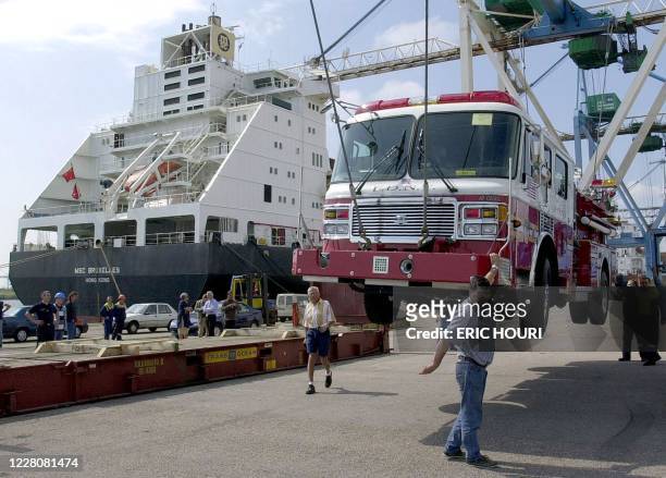 Vue, prise le 04 juillet 2002 au Havre, de l'"American-LaFrance", un camion incendie du Fire Department of New York de plus de 20 tonnes embarqué le...