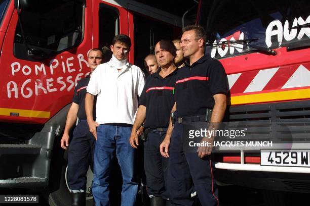 Jean-Marc Tarbouriech , un pompier qui a été agressé le 09 juin 2002 par des jeunes footballeurs du centre de formation de l'AS Cannes, pose entouré...