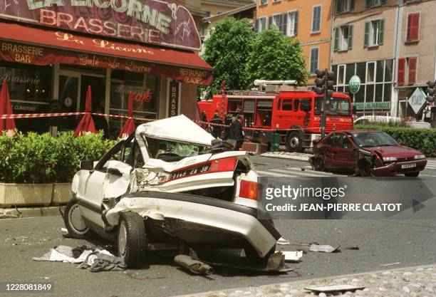 Deux des voitures percutées par un camion fou, le 11 mai 2000 à Voiron, attendent d'être évacuées. L'accident a fait deux morts et six blessés. Le...