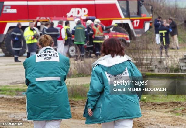 Des pompiers et des personnes des services médicaux d'urgence d'ADP participent le 20 novembre 2002 sur la commune de Saint-Mard, à plusieurs...