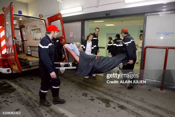 Une équipe du SAMU 08 rattachée à l'hôpital Manchester de Charleville-Mézières et des pompiers volontaires déposent au Service d'Accueil des Urgences...