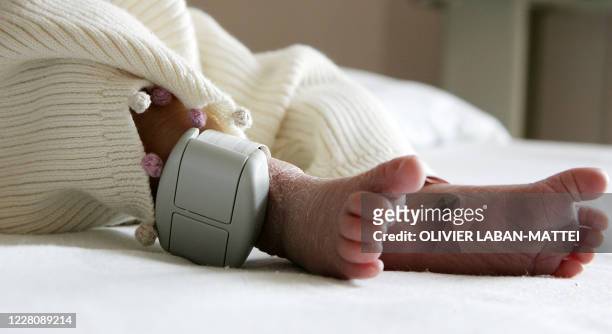 Un nourrisson porte un bracelet électronique à la cheville le 11 avril 2007 à l'hôpital intercommunal du Raincy-Montfermeil. Cette maternité de...