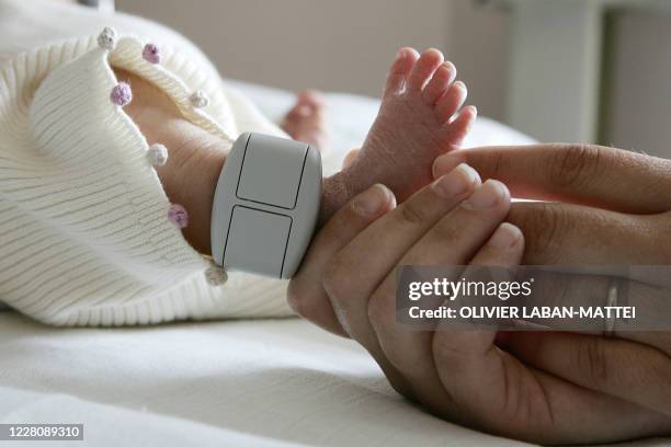 Un nourrisson porte un bracelet électronique à la cheville le 11 avril 2007 à l'hôpital intercommunal du Raincy-Montfermeil. Cette maternité de...