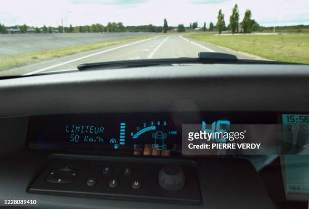 Photo prise le 30 juillet 2003 à Satory, du tableau de bord d'une voiture équipée d'un régulateur de vitesse. Ce dispositif est destiné à déclencher...