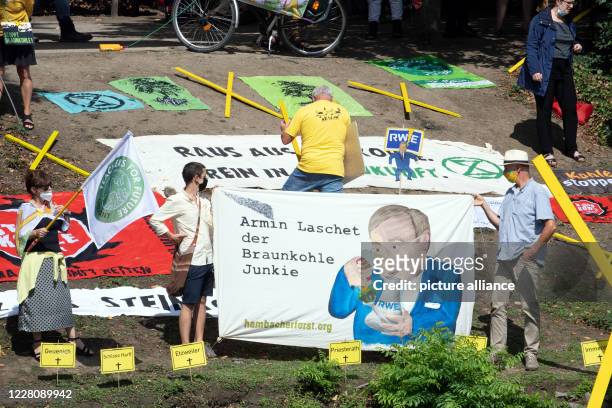 August 2020, North Rhine-Westphalia, Duesseldorf: Opponents of lignite are demonstrating on the fringes of the visit by Chancellor Angela Merkel ....