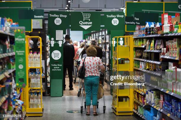 Queuing In Store Supermarket Checkout Queue Photos et images de collection - Getty Images