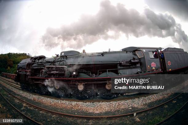 La locomotive à vapeur 241 P17, dite "la P", quitte la gare du Creusot, le 27 août 2006, pour son premier voyage depuis son dernier service...