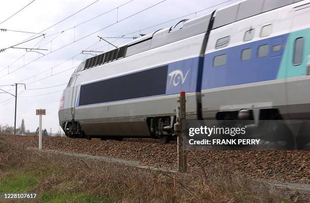 Un train à grande vitesse passe sur la ligne de chemins de fer Paris-Nantes, le 19 avril 2006, où a été découvert la veille un engin explosif...