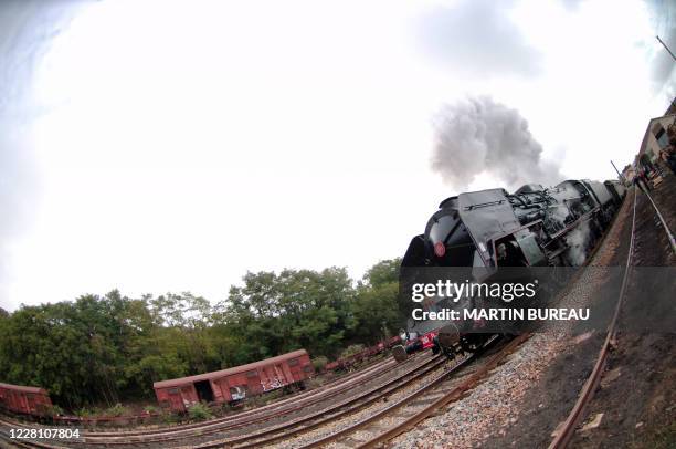 La locomotive à vapeur 241 P17, dite "la P", stationne en gare du Creusot, le 27 août 2006, avant de prendre le départ pour son premier voyage depuis...