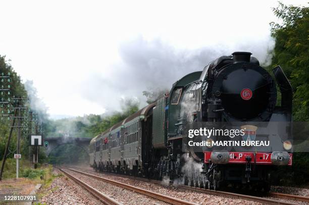 La locomotive à vapeur 241 P17, dite "la P", circule entre Le Creusot et Nevers, le 27 août 2006, lors de son premier voyage depuis son dernier...