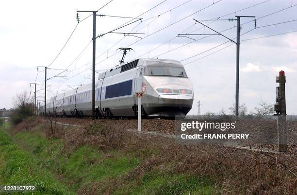 Un train à grande vitesse passe sur la ligne de chemins de fer Paris-Nantes, le 19 avril 2006, où a été découvert la veille un engin explosif...