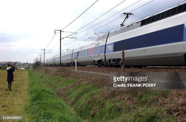 Un train à grande vitesse passe sur la ligne de chemins de fer Paris-Nantes, le 19 avril 2006, où a été découvert la veille un engin explosif...