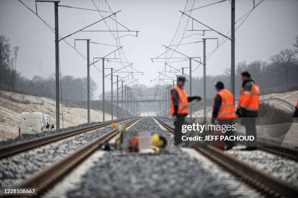 Des ouvriers travaillent sur la nouvelle voie de la ligne à grande vitesse Rhin-Rhône, qui relie pour le moment Dijon à Belfort, le 31 janvier 2011 à...