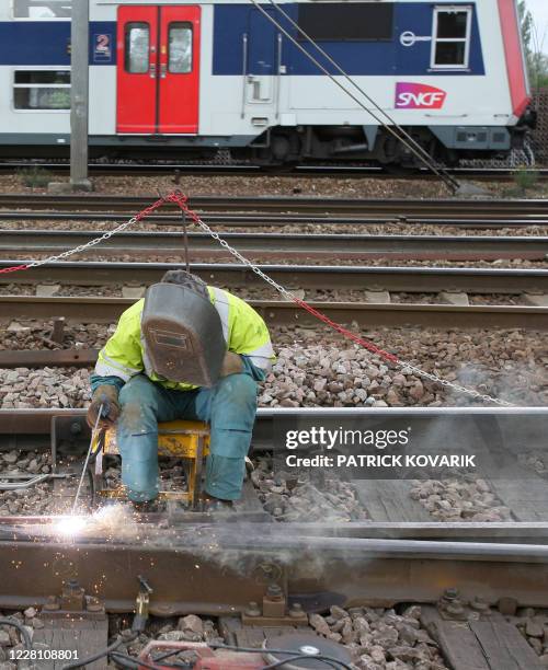 Agent On Rails Villeneuve Saint Georges Station Photos and Premium High Res Pictures ...