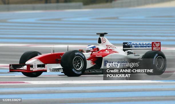 Le pilote de F1 français Olivier Panis fait un tour d'essai au volant de la TF103, nouvelle monoplace Formule 1 pour la saison 2003 du constructeur...