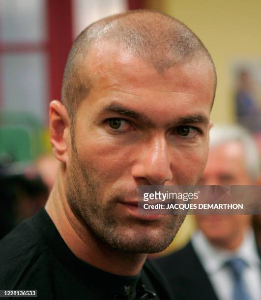 Ancien capitaine de l'équipe de France de football Zinedine Zidane s'apprête à donner une dictée, le 02 octobre 2006, à des élèves d'une école...