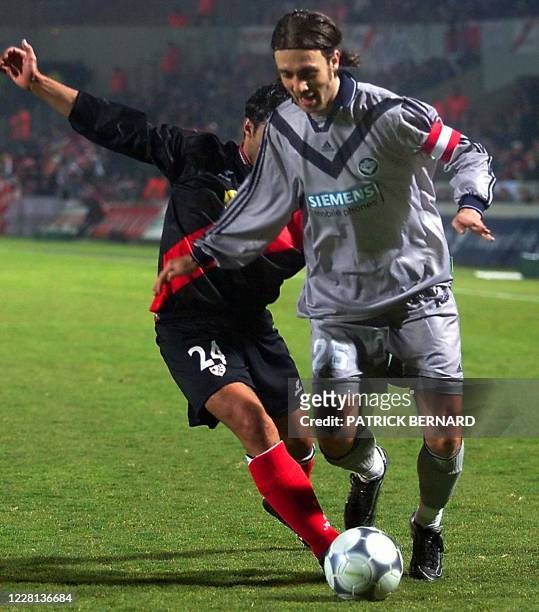 Le joueur bordelais Christophe Dugarry tente de déborder le défenseur espagnol Helias Dominigo, le 22 février 2001 au stade Chaban-Delmas à Bordeaux,...