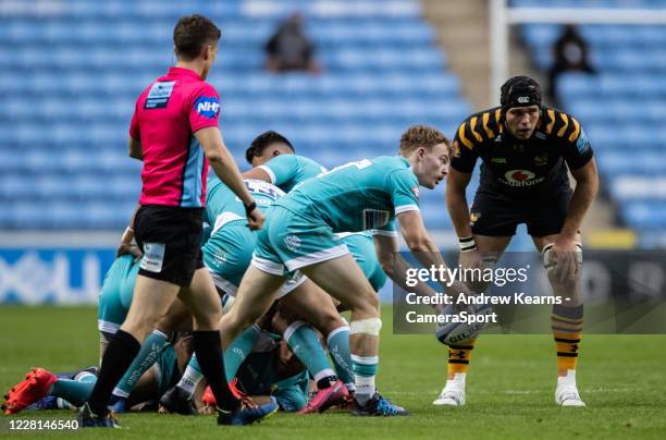 Gareth Simpson of Worcester Warriors offloads during the Gallagher Premiership Rugby match between Wasps and Worcester Warriors at the Ricoh Arena on...