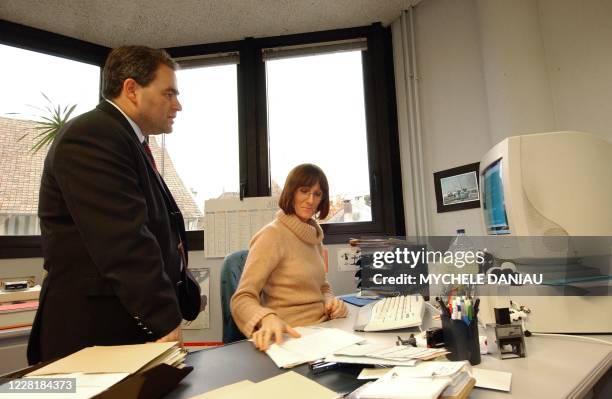 Le secrétaire d'Etat à l'Assurance Maladie, Xavier Bertrand visite la caisse mutuelle régionale d'assurance des travailleurs non salariés des...