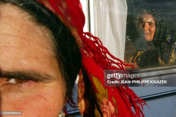 Portrait de femmes vivant dans le bidonville de Vaulx-en-Velin, près de Lyon, le 26 septembre 2002. Ce bidonville qui est occupé par près de 600...