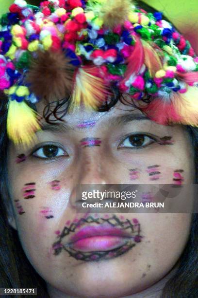 Una mujer indígena atiende una conferencia en Lima, el 05 de abril de 2004, durante el IV Encuentro Continental de Mujeres Indígenas de las Américas...