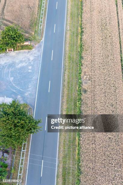 July 2020, Thuringia, Ellrich: A bird's eye view of a country road, taken during the landing of a hot air balloon. Photo: Stephan...