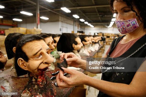 Carmen Rodríguez pega bigotes en una máscara del tío Mario en Zagone Studios el jueves 20 de agosto de 2020 en Melrose Park, Illinois. Durante un año...