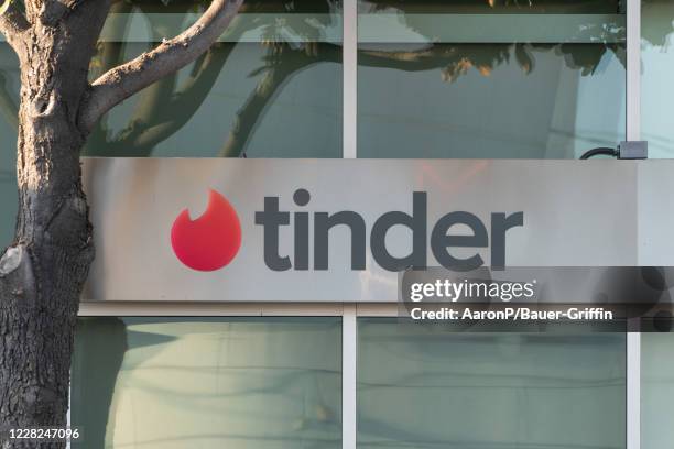 Tinder Dating Photos and Premium High Res Pictures - Getty Images
