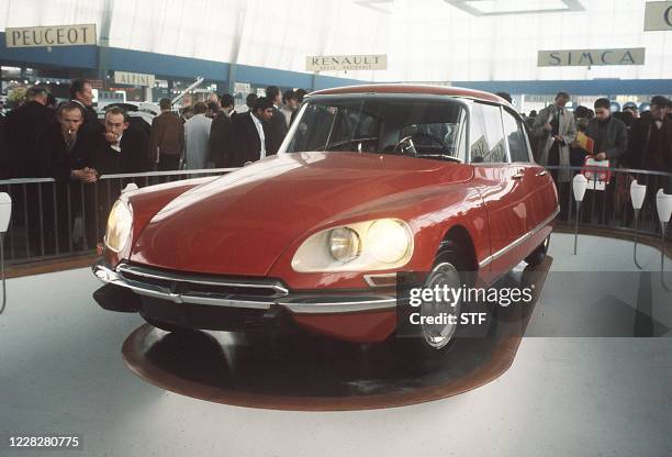 Tapis rouge pour les cinquante ans de la DS, voiture d'une époque" - photo prise en octobre 1968 sur le stand Citroën lors du salon de l'automobile...