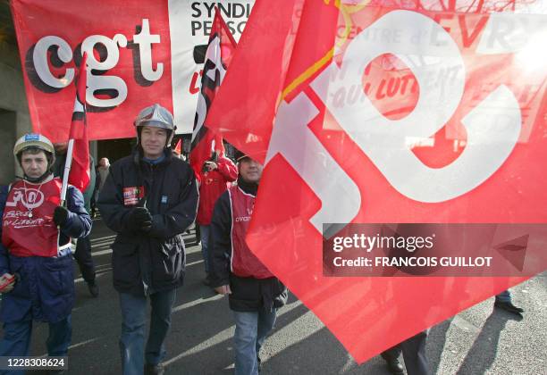 Des électriciens et gaziers d'Ile-de-France défilent, le 19 janvier 2005 à Paris, lors d'une manifestation FO et CGT dans le cadre de l'appel à la...