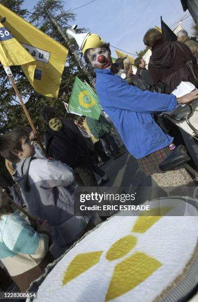 Des manifestants anti-nucléaires défilent, le 14 février 2004 dans les rues de Pertuis, pour protester contre l'implantation d'un nouveau réacteur de...