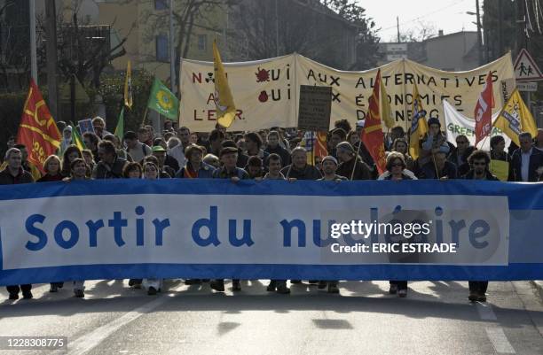 Des manifestants anti-nucléaires défilent, le 14 février 2004 dans les rues de Pertuis, pour protester contre l'implantation d'un nouveau réacteur de...