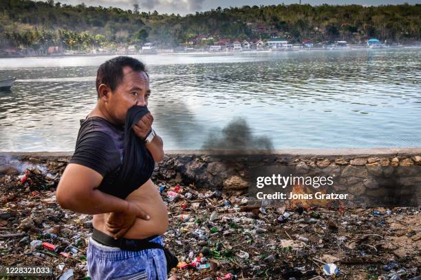 On the island of Nusa Lembongan, which belongs to Bali, a man burns garbage. The island completely lacks waste management and according to the man...