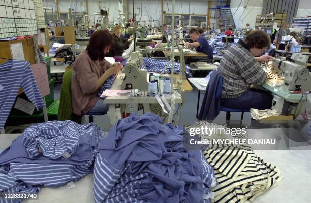 Des employées de l'entreprise Saint James, travaillent dans un atelier de confection le 02 mai 2001 à Saint James. Créée en 1850 à Saint James,...