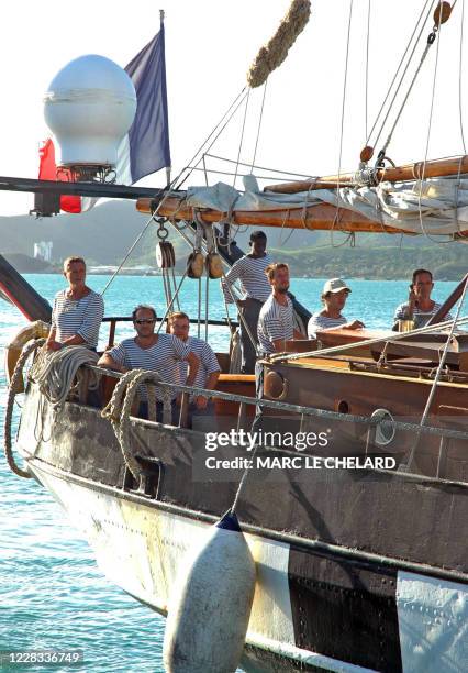 équipage du navire d'exploration français la Boudeuse, arrive, le 04 août 2005 à Nouméa, après avoir traversé l'océan Pacifique pour son tour du...