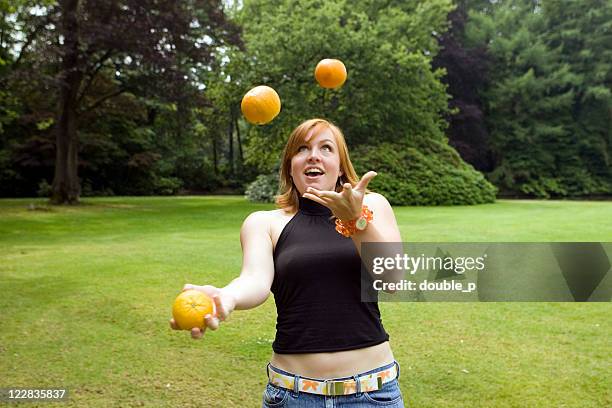 jonglieren orangen 2 - juggling stock-fotos und bilder