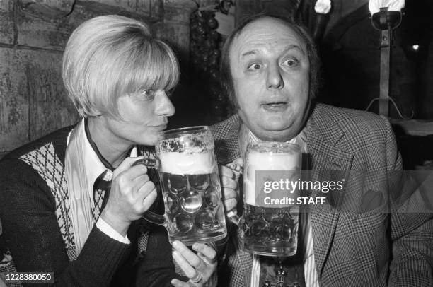 - La comédienne belge Annie Cordy et l'humoriste et comédien français Pierre Doris boivent de la bière, le 4 mars 1975 lors de leur intronisation par...