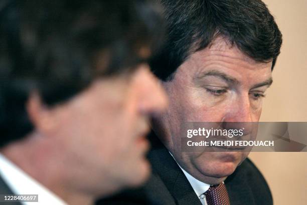 Le ministre de l'Education nationale Luc Ferry s'exprime au côté du ministre délégué à l'Enseignement scolaire Xavier Darcos, le 10 mars 2004 à...