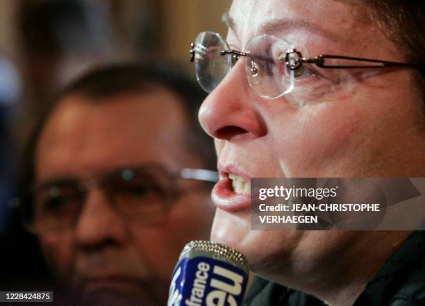 Edith et Robert Schaaff répondent aux journalistes, le 10 février 2006 au palais de justice de Nancy, après l'ouverture du procès en appel devant la...