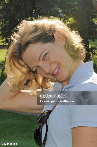 September 2020, Bavaria, Tutzing: The actress Anjorka Strechel takes part in the Tabaluga Golf Cup at the Tutzing Golf Club on Lake Starnberg for the...