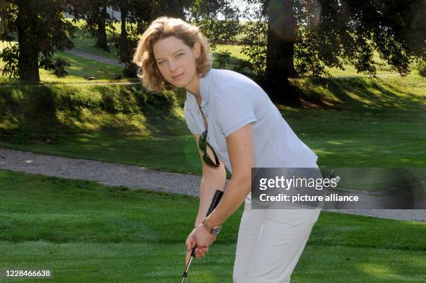 September 2020, Bavaria, Tutzing: The actress Anjorka Strechel takes part in the Tabaluga Golf Cup at the Tutzing Golf Club on Lake Starnberg for the...