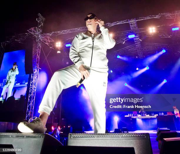 Lice Rapper 57 Haftbefehl (Rapper) Stock Photos, High-Res Pictures, and Images ...