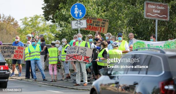 September 2020, Saxony, Leipzig: Residents and members of the citizens' initiative Rückmarsdorf protest against the planned expansion of a gravel...